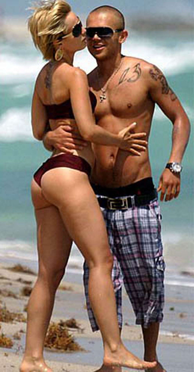 Mena suvari disfrutando en la playa en topless y mostrando el culo sexy en tanga
 #75372682