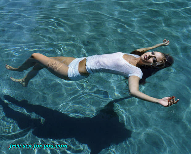 Holly Valance montre ses seins dans une chemise transparente mouillée dans une piscine.
 #75431665