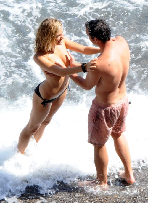 Sienna miller zeigt ihre Titten oben ohne am Strand Paparazzi pix
 #75416268