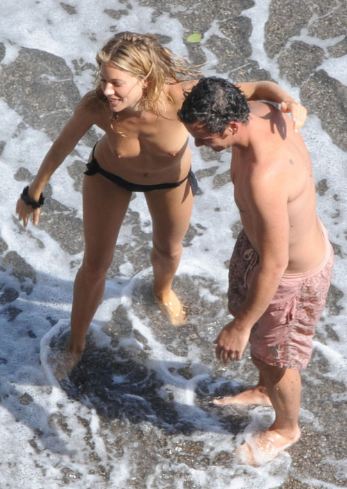 Sienna Miller che mostra le sue tette in topless sulla spiaggia pix paparazzi
 #75416289