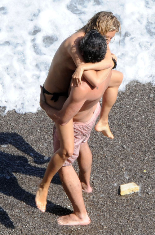 Sienna Miller che mostra le sue tette in topless sulla spiaggia pix paparazzi
 #75416350