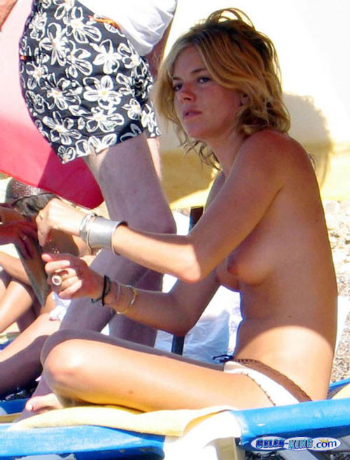 Sienna Miller che mostra le sue tette in topless sulla spiaggia pix paparazzi
 #75416357
