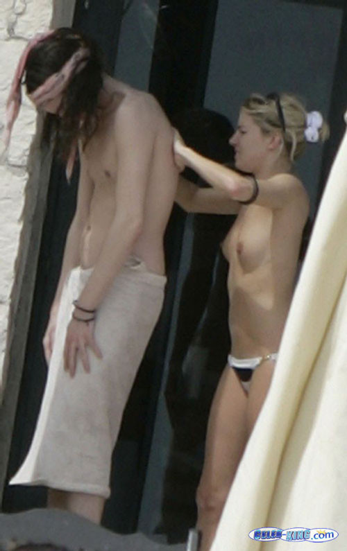 Sienna Miller che mostra le sue tette in topless sulla spiaggia pix paparazzi
 #75416382