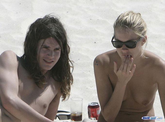 Sienna Miller che mostra le sue tette in topless sulla spiaggia pix paparazzi
 #75416393