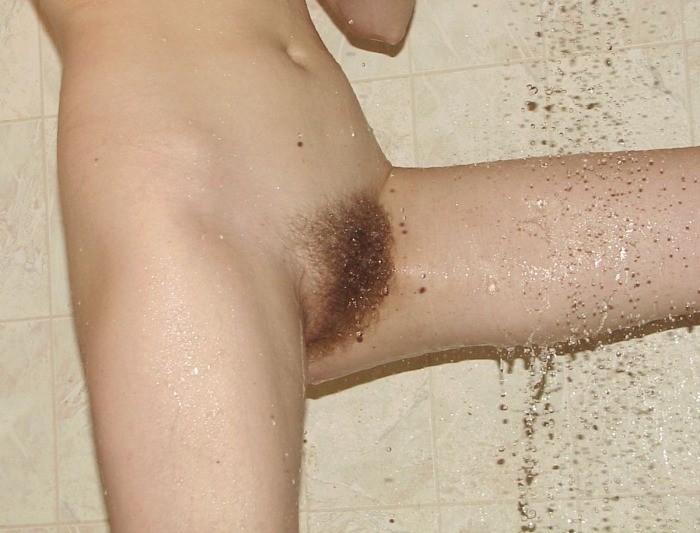 Rousse sous la douche se lavant la chatte poilue
 #77326394