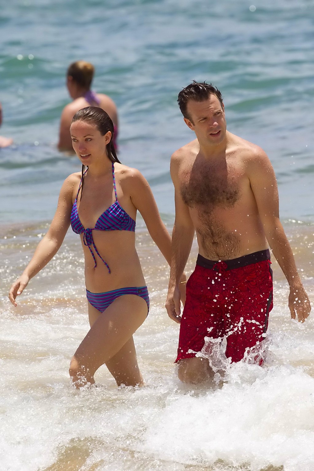 Olivia Wilde luciendo un diminuto bikini morado mojado en la playa de hawaii
 #75231016