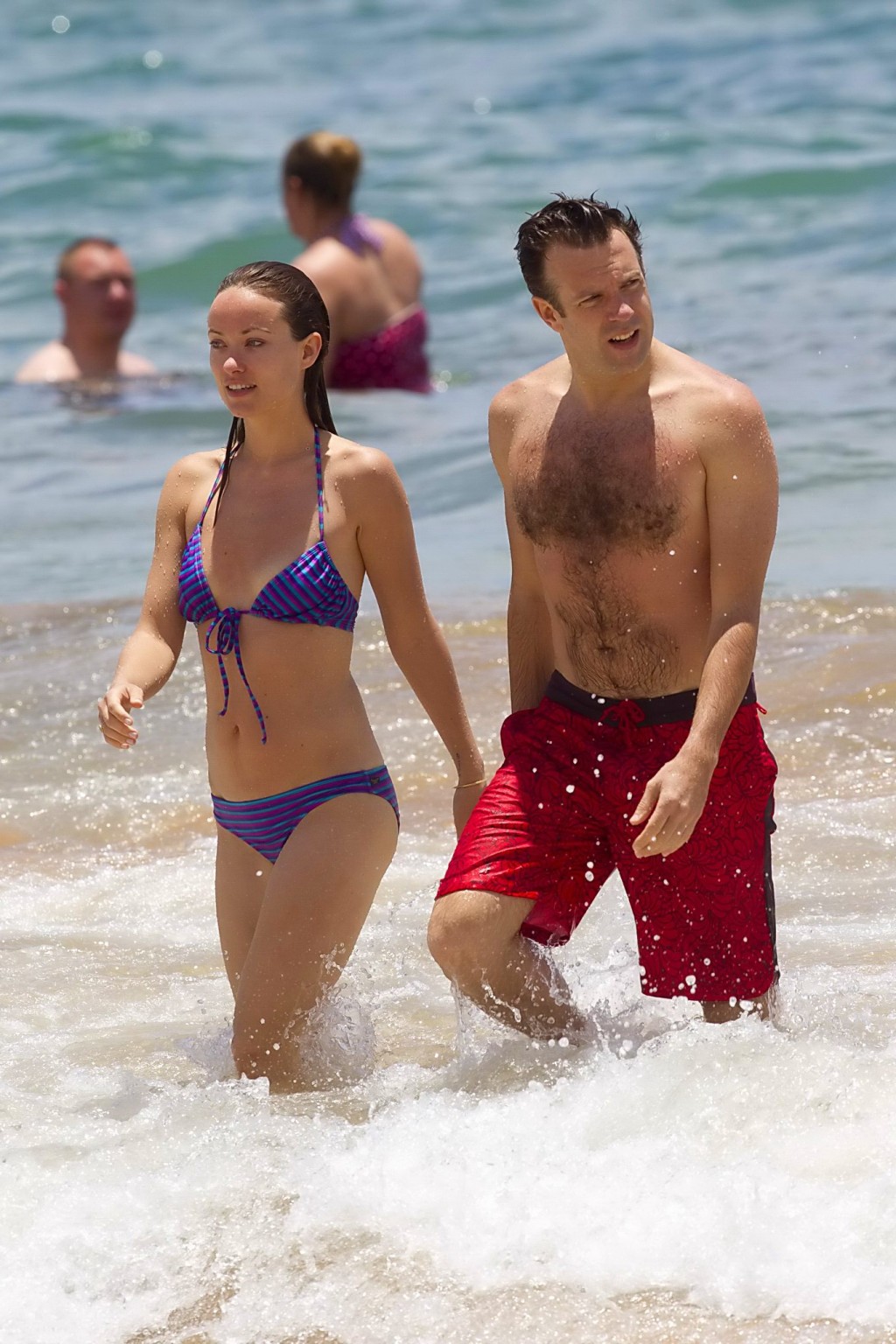 Olivia Wilde luciendo un diminuto bikini morado mojado en la playa de hawaii
 #75231024