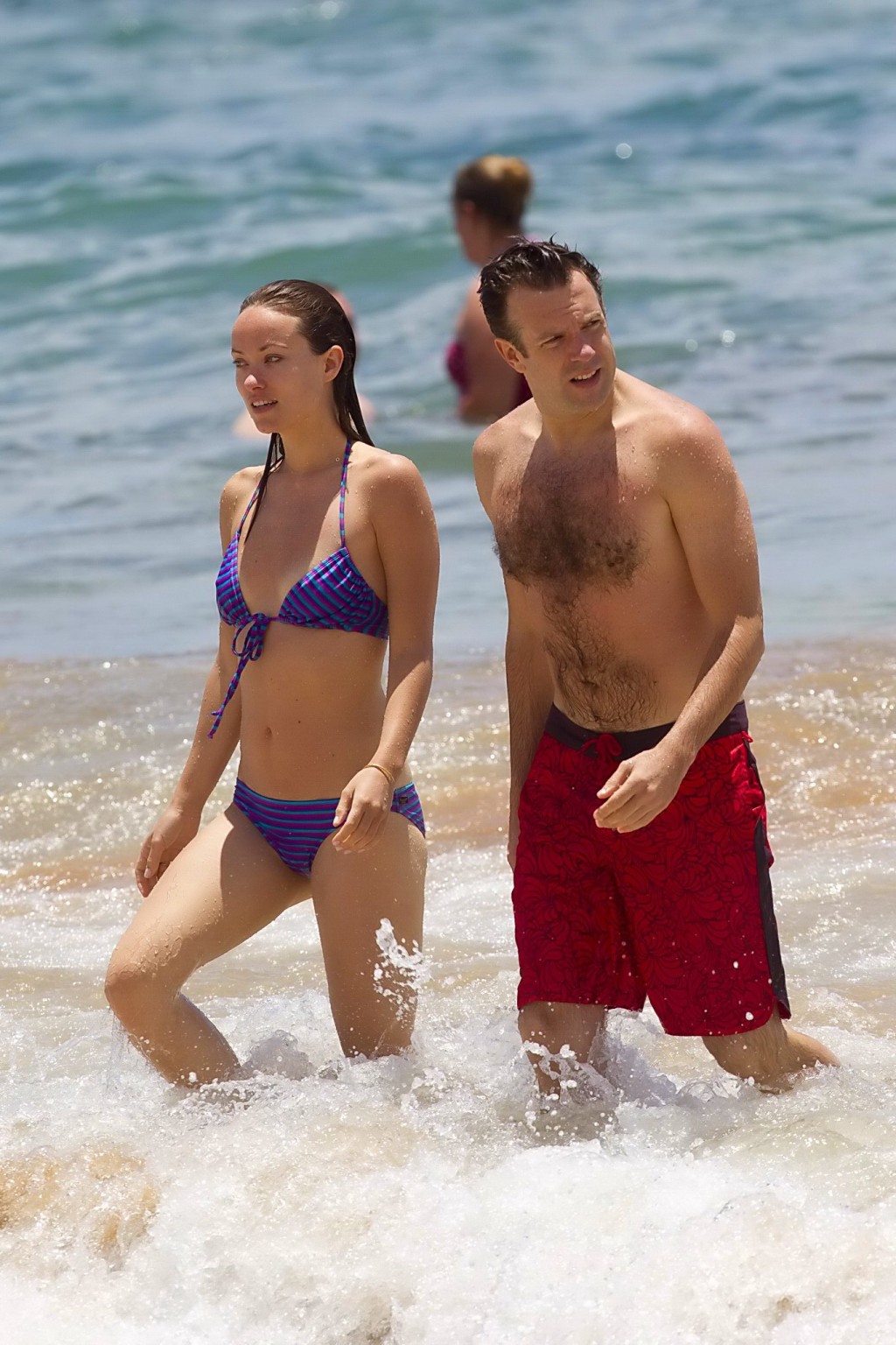 Olivia Wilde luciendo un diminuto bikini morado mojado en la playa de hawaii
 #75231037