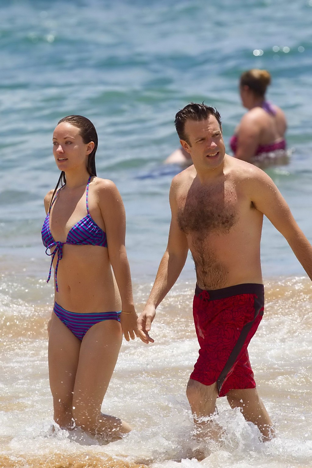 Olivia Wilde portant un minuscule bikini violet mouillé à la plage d'Hawaii.
 #75231045