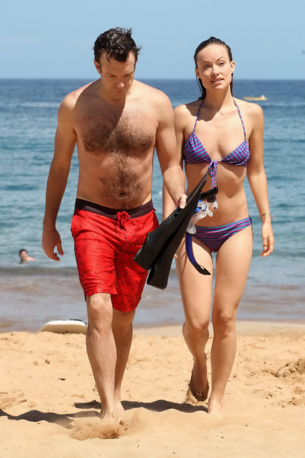 Olivia Wilde luciendo un diminuto bikini morado mojado en la playa de hawaii
 #75231121