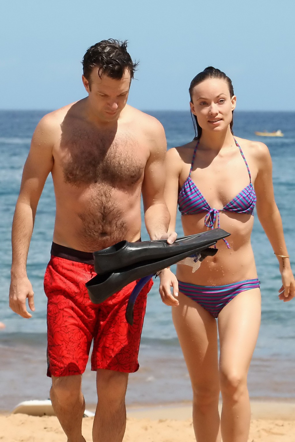 Olivia Wilde luciendo un diminuto bikini morado mojado en la playa de hawaii
 #75231129