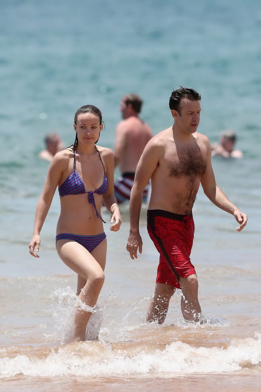 Olivia Wilde portant un minuscule bikini violet mouillé à la plage d'Hawaii.
 #75231140