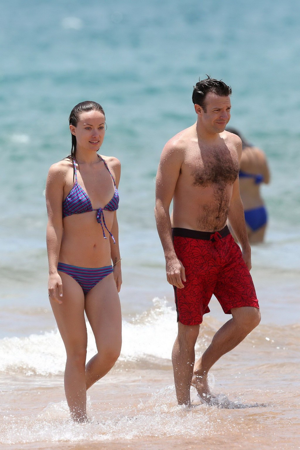 Olivia Wilde luciendo un diminuto bikini morado mojado en la playa de hawaii
 #75231149