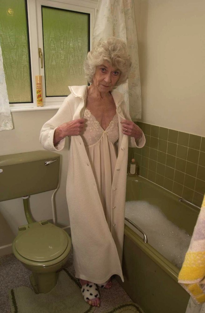 Extremely old wrinkly granny spreading her legs in the bathtub #71652330