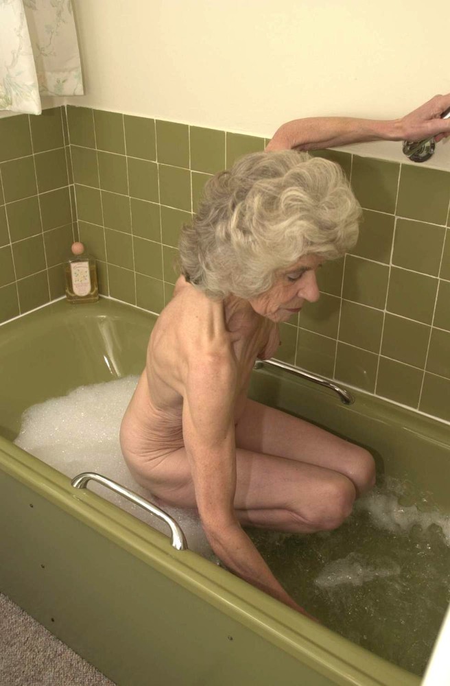 Extrem alte faltige Oma spreizt ihre Beine in der Badewanne
 #71652384