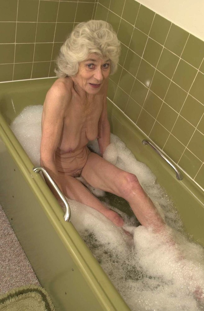 Extrem alte faltige Oma spreizt ihre Beine in der Badewanne
 #71652403