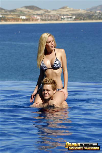 Heidi montag pose sexy et coquine dans des photos glamour et paparazzi
 #75165004