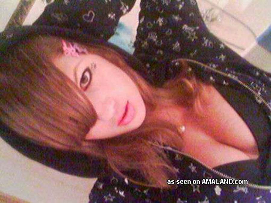 Bilderserie von sexy camwhoring emo babes
 #75710906