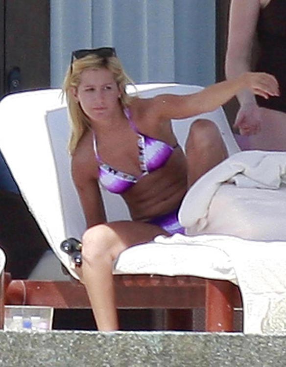 Ashley tisdale culo sexy in bikini bagnato fradicio
 #75373844
