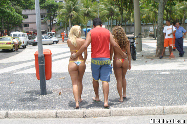 Queste due ragazze sexy brasiliane sono schiacciate proprio sulla spiaggia
 #71165740