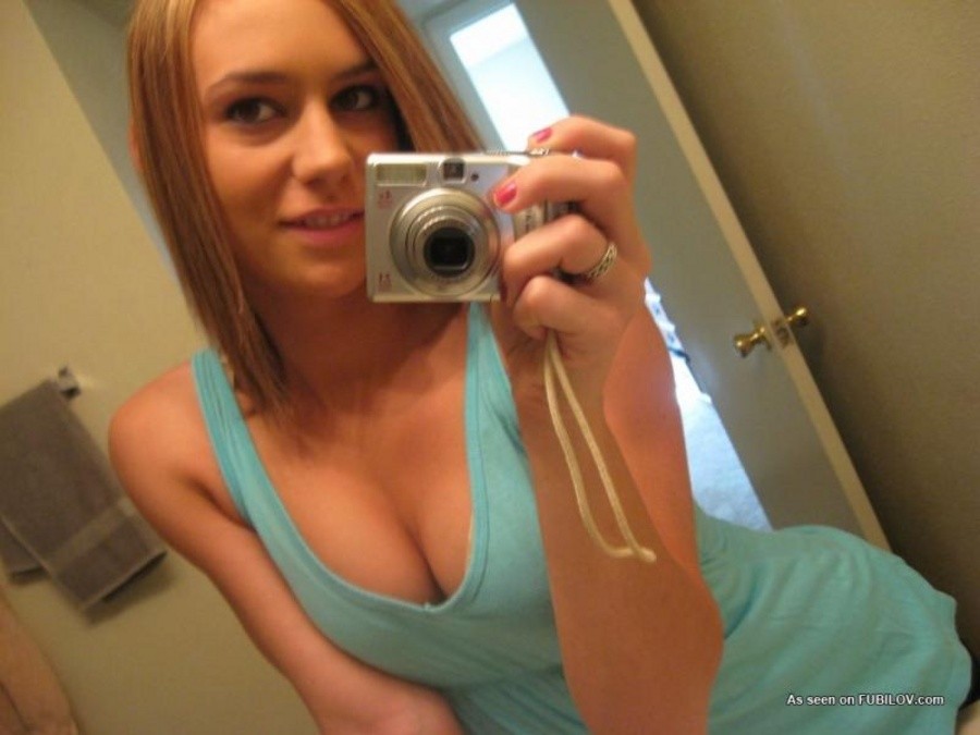 Preciosa chica desnudándose mientras se graba a sí misma
 #67626505
