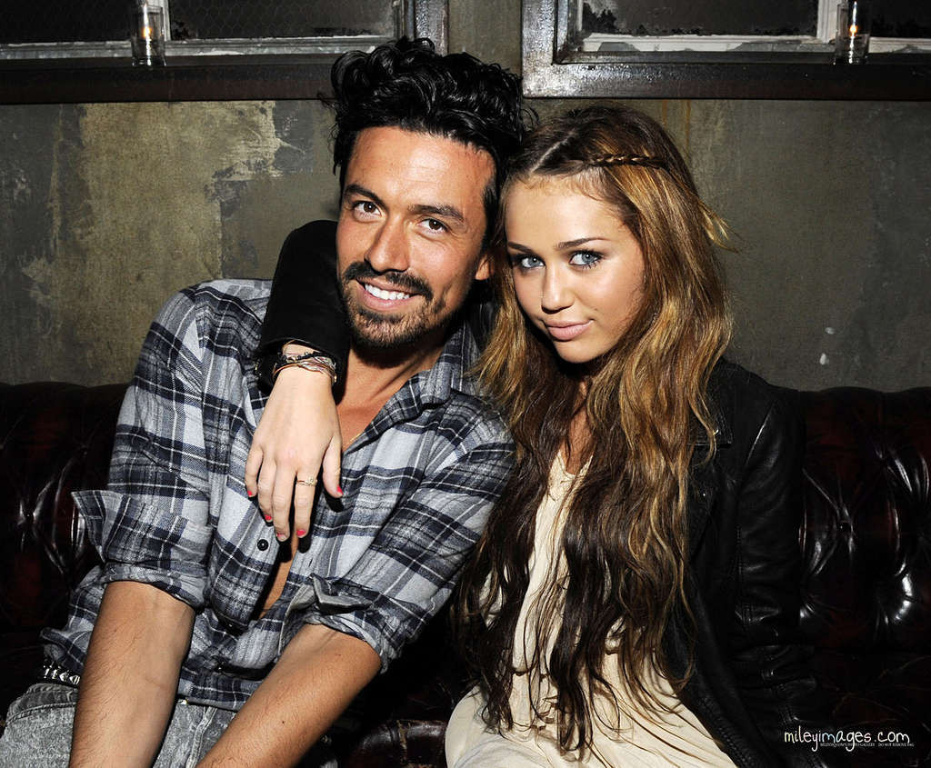 Miley Cyrus zeigt Höschen upskirt Paparazzi Bilder
 #75349257