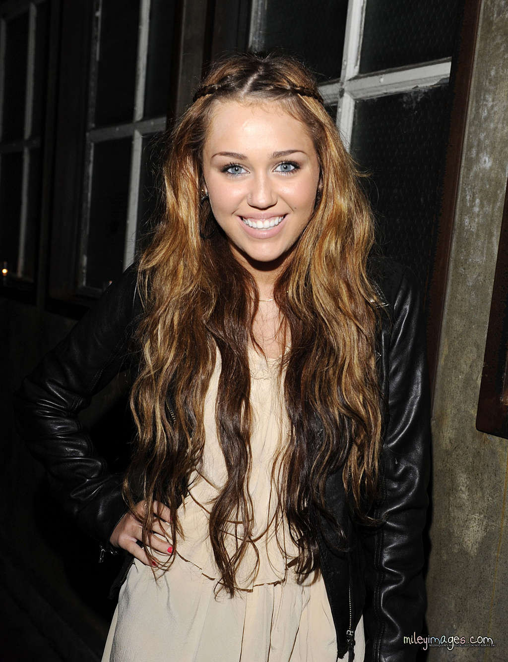 Miley cyrus montrant culotte jupe haute photos paparazzi #75349271