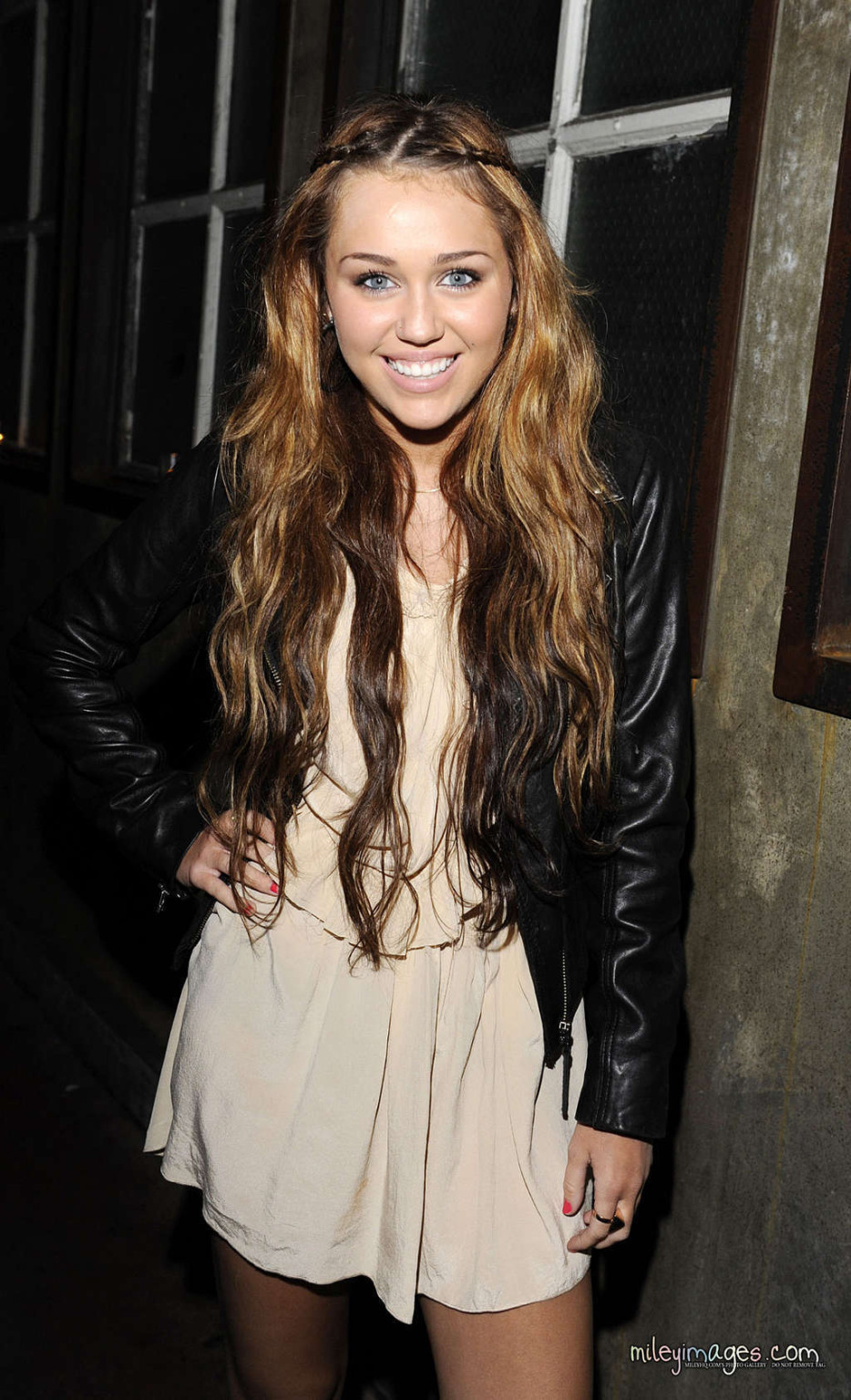 Miley Cyrus zeigt Höschen upskirt Paparazzi Bilder
 #75349280