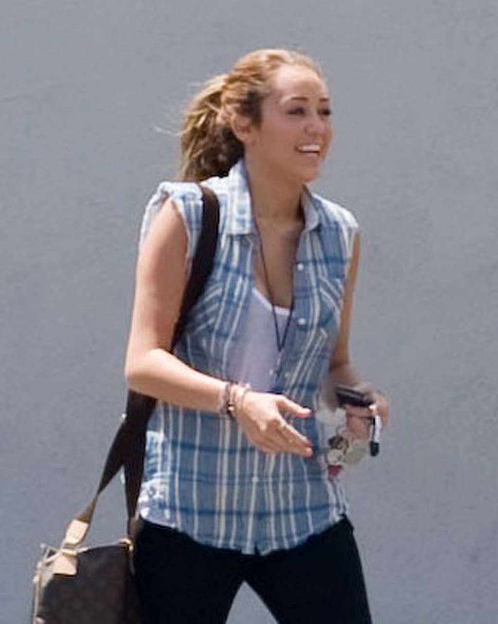 Miley Cyrus zeigt Höschen upskirt Paparazzi Bilder
 #75349304
