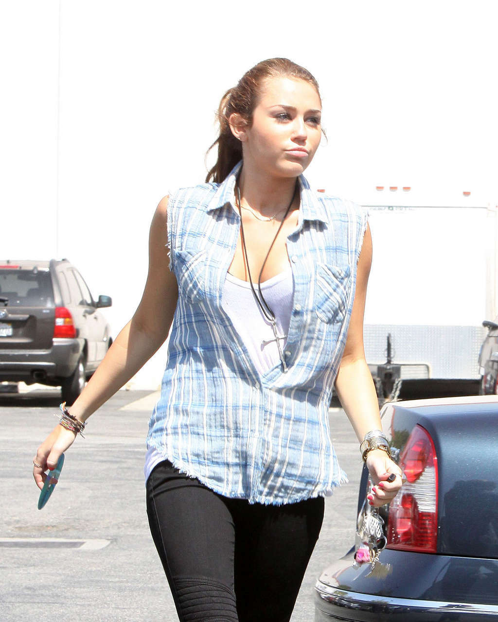 Miley cyrus montrant culotte jupe haute photos paparazzi #75349315