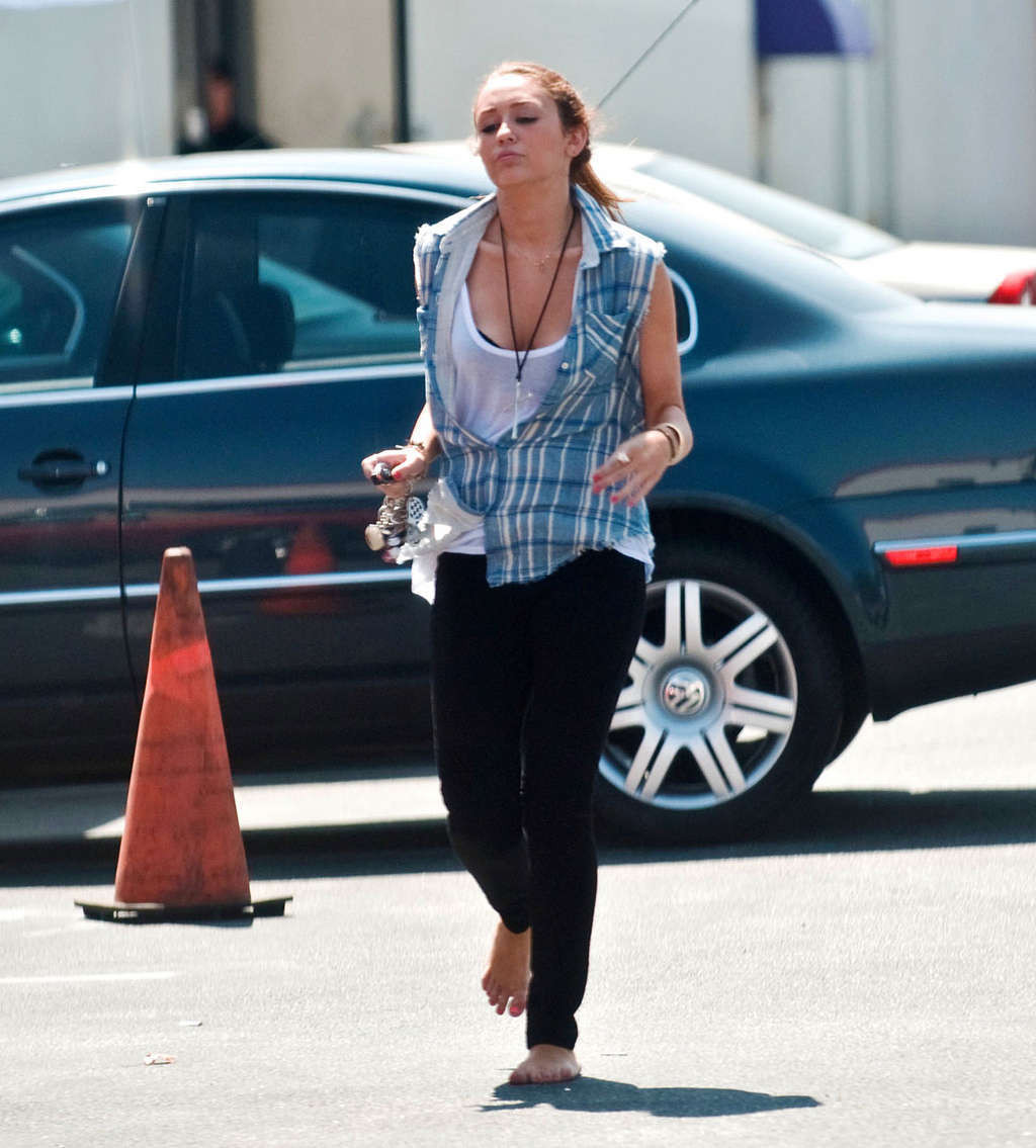 Miley cyrus montrant culotte jupe haute photos paparazzi #75349328