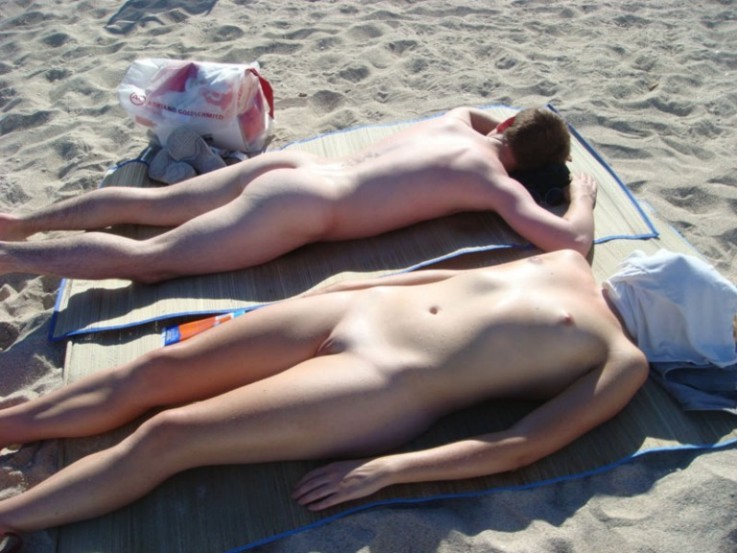 Sexy nackte Teens spielen zusammen an einem öffentlichen Strand
 #72256965
