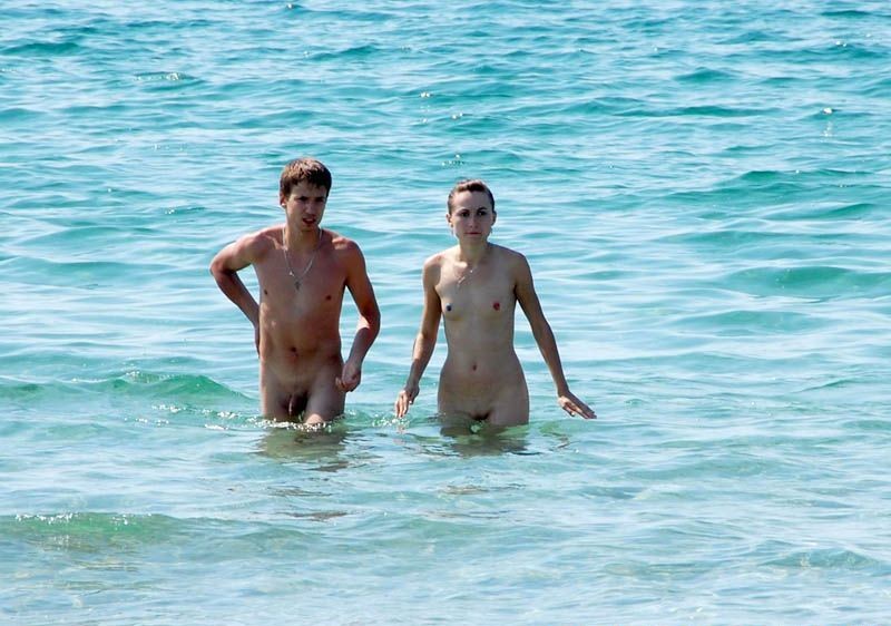 裸のセクシーなティーンは、公共のビーチで一緒に遊ぶ
 #72256999