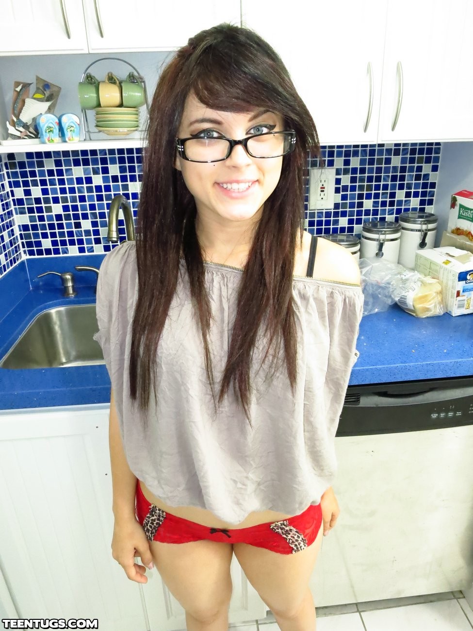 Teenie gibt sexy Handjob in der Küche
 #67445468