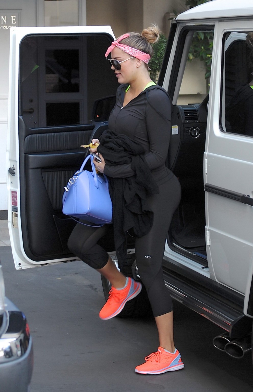 Khloe Kardashian zeigt ihren großen Hintern in schwarzen Strumpfhosen nach einem Workout in be
 #75168815