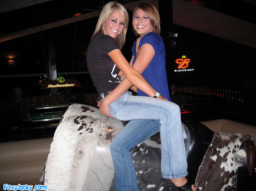 メリッサとジャッキーは一緒に機械的な牛に乗る
 #78173662