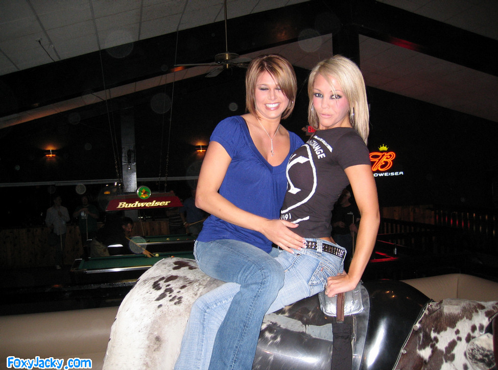 メリッサとジャッキーは一緒に機械的な牛に乗る
 #78173679