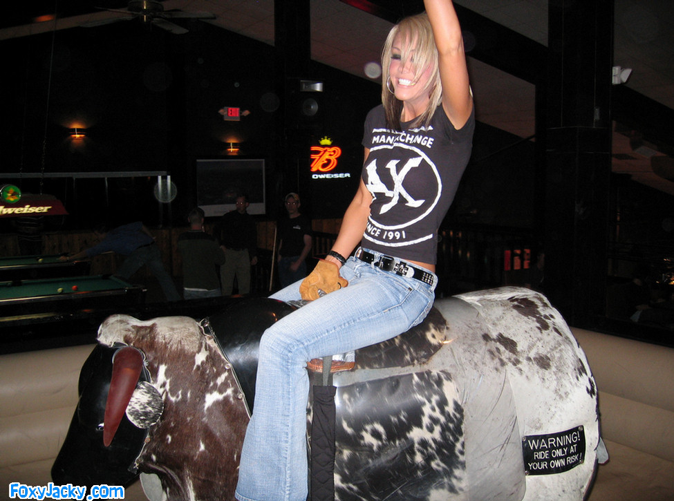 メリッサとジャッキーは一緒に機械的な牛に乗る
 #78173720