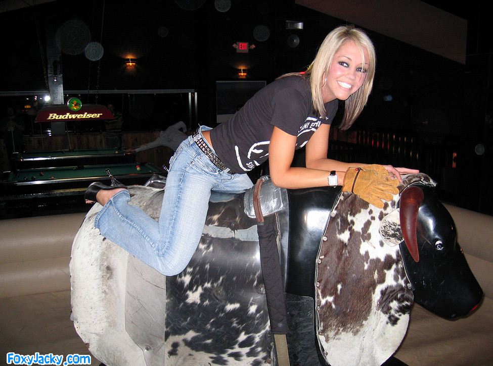 メリッサとジャッキーは一緒に機械的な牛に乗る
 #78173751