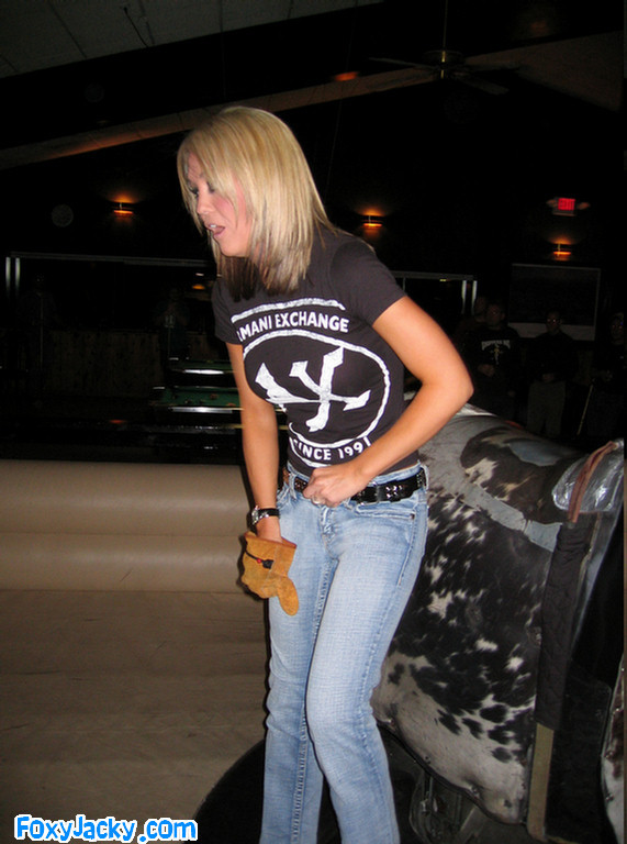 メリッサとジャッキーは一緒に機械的な牛に乗る
 #78173768