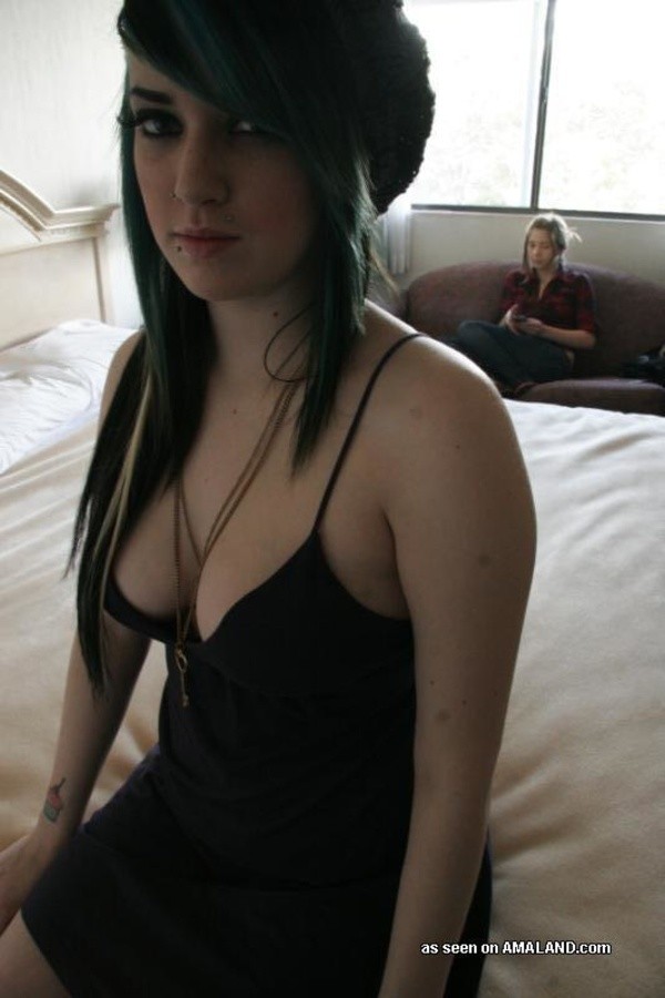 Sammlung von einem kinky Punk Küken blinkt ihre Titten und Arsch
 #67626632