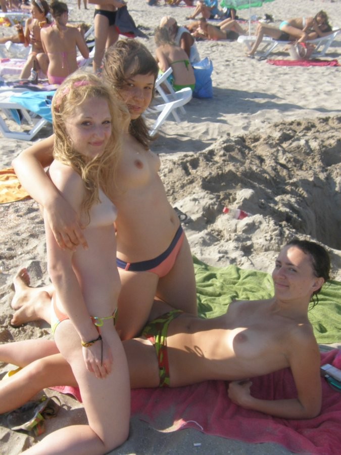 Une jeune femme nue et bronzée expose son corps parfait.
 #72247753