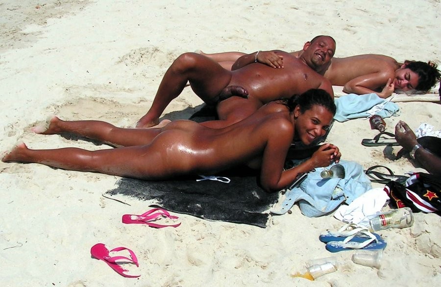 Une jeune femme nue et bronzée expose son corps parfait.
 #72247789