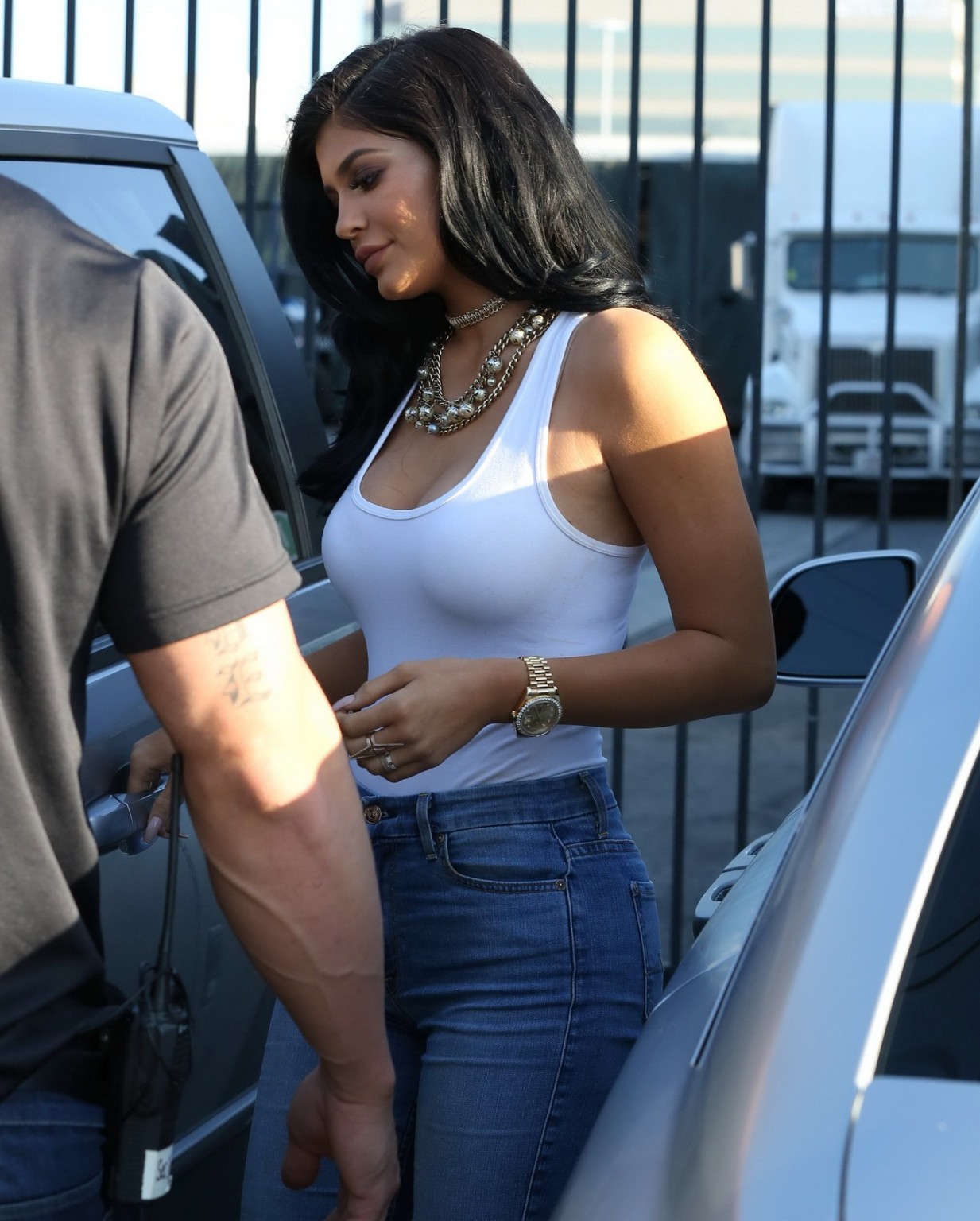 Kylie jenner enseñando las tetas con un diminuto top blanco y unos vaqueros
 #75156874