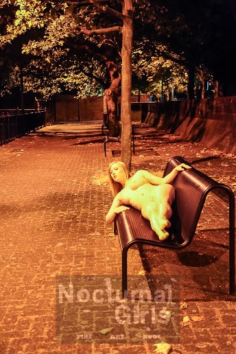 Ragazza bionda che posa nuda nella notte all'aperto
 #73515213