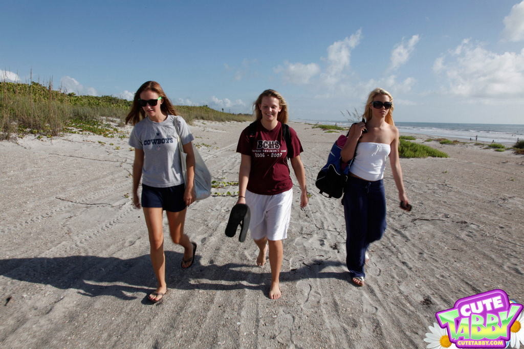 Trois lesbiennes de dix-huit ans enlèvent leurs bikinis sur la plage.
 #72249889