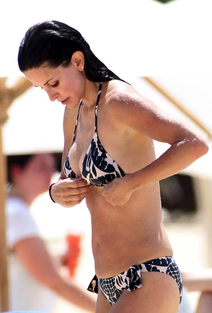 Courteney Cox exposing her wonderfull body in bikini on beach paparazzi pictures #75310452