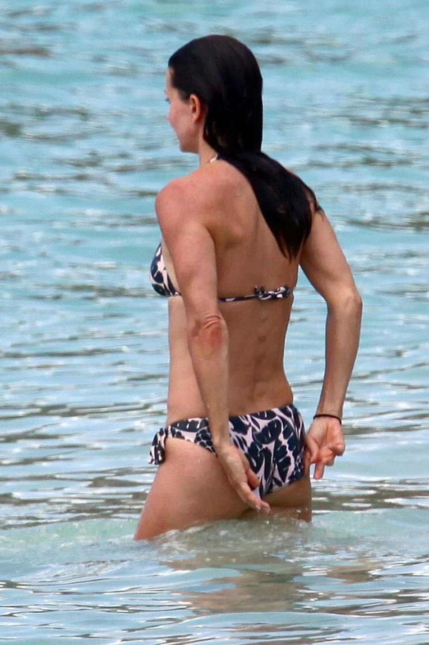 Courteney Cox exposing her wonderfull body in bikini on beach paparazzi pictures #75310488