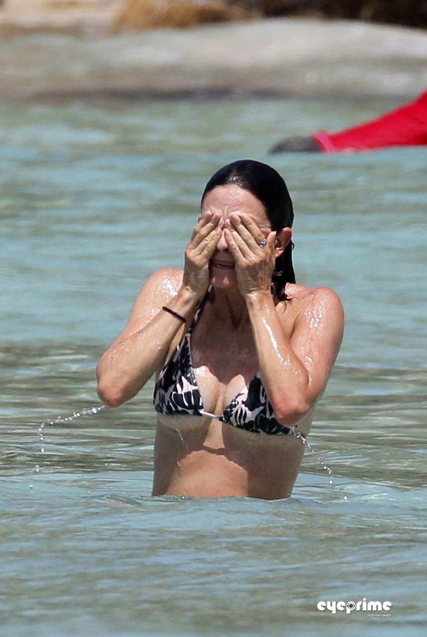 Courteney Cox exposing her wonderfull body in bikini on beach paparazzi pictures #75310498