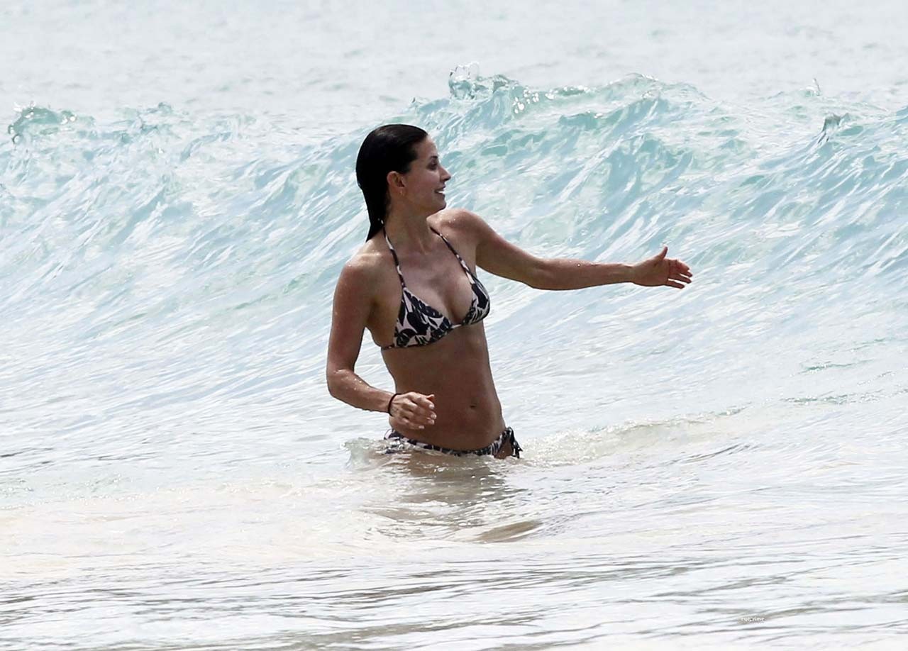 Courteney Cox exposing her wonderfull body in bikini on beach paparazzi pictures #75310561